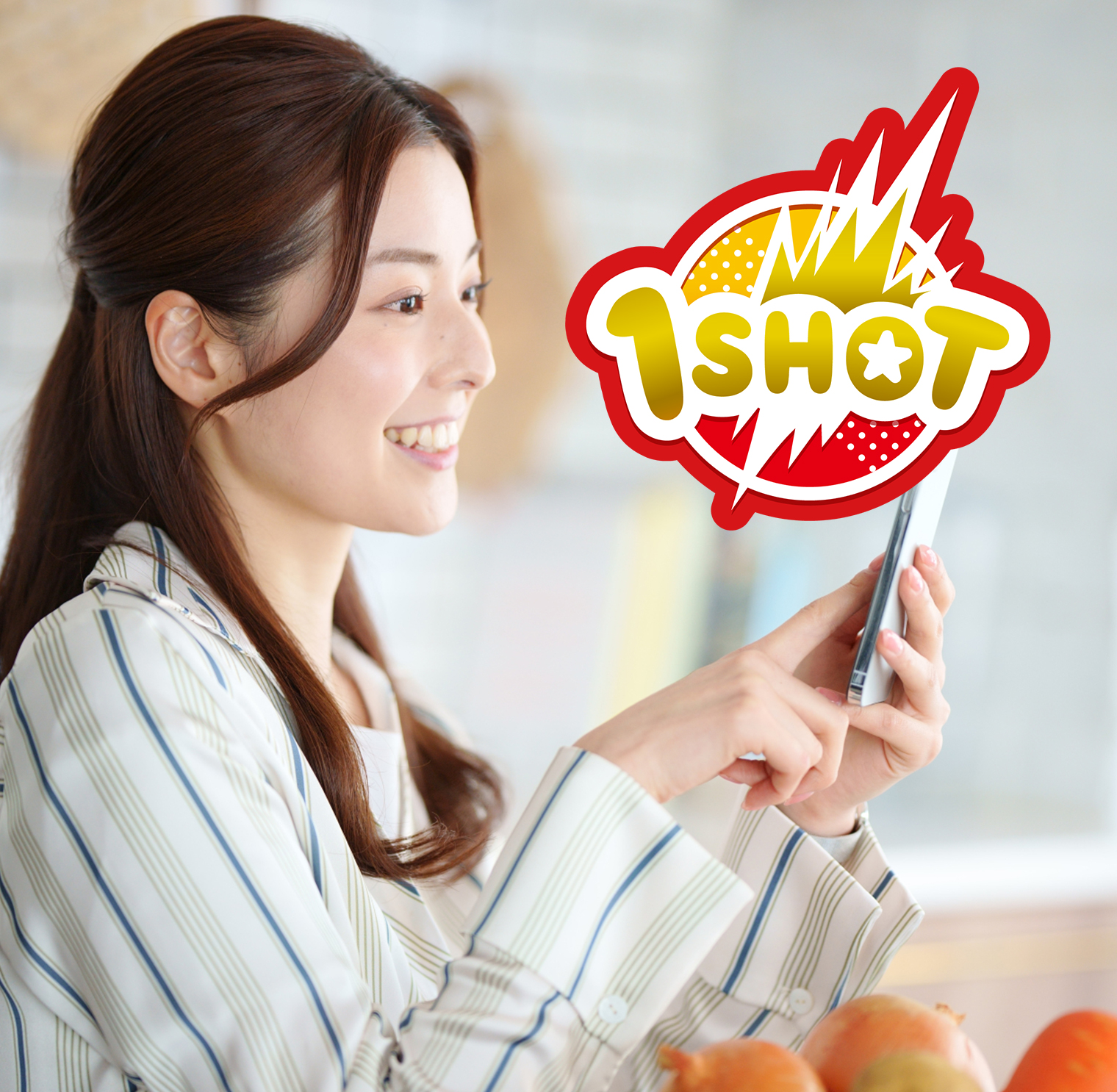 オンラインくじを引いて喜ぶ女性